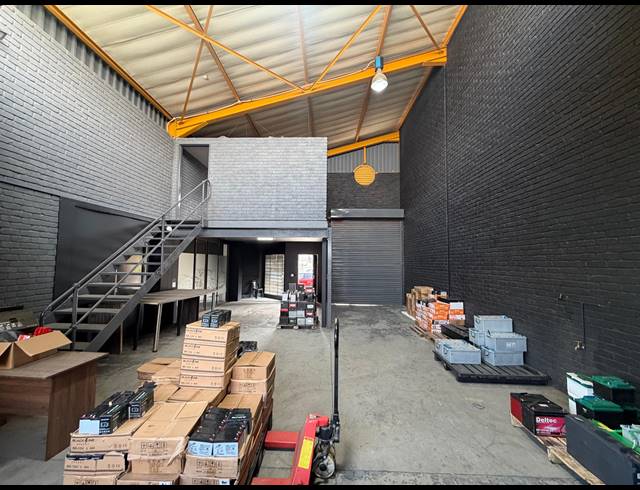 140M² WAREHOUSE TO LET IN HALFWAY HOUSE